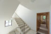 Aus Erstbesitz, top-gepflegte Balkonwohnung mit Einbauküche, bereits frei und sofort verfügbar. - Treppenhaus