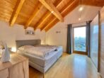 Gut geschnittene Balkonwohnung mit Garten, Carport und Stellplatz. Eigentümerbewohnt. Bestzustand. - Schlafzimmer mit Balkon
