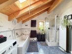 Gut geschnittene Balkonwohnung mit Garten, Carport und Stellplatz. Eigentümerbewohnt. Bestzustand. - helles Bad