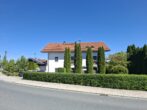 Gut geschnittene Balkonwohnung mit Garten, Carport und Stellplatz. Eigentümerbewohnt. Bestzustand. - 3-Parteienhaus von Süden