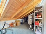 Gut geschnittene Balkonwohnung mit Garten, Carport und Stellplatz. Eigentümerbewohnt. Bestzustand. - Speicherraum mit Dachfenster