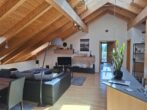 Gut geschnittene Balkonwohnung mit Garten, Carport und Stellplatz. Eigentümerbewohnt. Bestzustand. - mit Sichtdachstuhl