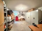 Gut geschnittene Balkonwohnung mit Garten, Carport und Stellplatz. Eigentümerbewohnt. Bestzustand. - Kellerraum