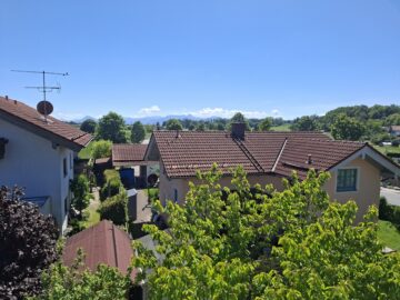 Gut geschnittene Balkonwohnung mit Garten, Carport und Stellplatz. Eigentümerbewohnt. Bestzustand., 83135 Schechen / Hochstätt, Dachgeschosswohnung