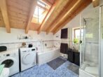 Gut geschnittene Balkonwohnung mit Garten, Carport und Stellplatz. Eigentümerbewohnt. Bestzustand. - Waschmaschine im Bad