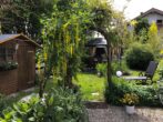 Gut geschnittene Balkonwohnung mit Garten, Carport und Stellplatz. Eigentümerbewohnt. Bestzustand. - der grüne Teil der Wohnung