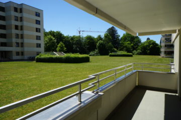 Angebot Hochparterrewohnung in bestem Zustand sofort beziehbar mit Tiefgaragenplatz und Kellerabt., 85598 Baldham, Erdgeschosswohnung