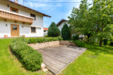 Gemütliche Erdgeschosswohnung mit großem Garten und Garage in schönem Zweiparteienhaus - mit Terrasse