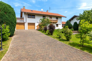 Gemütliche Erdgeschosswohnung mit großem Garten und Garage in schönem Zweiparteienhaus, 83132 Pittenhart / Aindorf, Erdgeschosswohnung