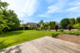 Gemütliche Erdgeschosswohnung mit großem Garten und Garage in schönem Zweiparteienhaus - mit Terrasse