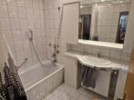 freie 4-Zimmer-Erdgeschosswohnung mit 2 Balkonen und viel Potential - Badezimmer