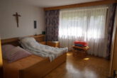 Nähe Wasserburg, ruhige Lage, großer Garten, für Familie mit Kindern ideal, Renovierung erforderlich - Schlafzimmer mit Stäbchenparkett