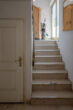 Gelegenheit zum Kauf eines bezahlbaren Wohnraumes im Chiemgau. Mit kleiner Gewerbeeinheit, günstig. - Treppe vom Hauseingang