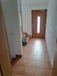 Neuwertige Erdgeschoßwohnung mit kleinem Garten und Garage, demnächst frei werdend in schöner Lage. - Hauseingang