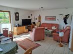 Neuwertige Erdgeschoßwohnung mit kleinem Garten und Garage, demnächst frei werdend in schöner Lage. - Wohnzimmer mit Terrassenzugang