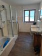 Neuwertige Erdgeschoßwohnung mit kleinem Garten und Garage, demnächst frei werdend in schöner Lage. - Bad im EG