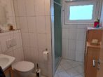 Neuwertige Erdgeschoßwohnung mit kleinem Garten und Garage, demnächst frei werdend in schöner Lage. - Bad im UG