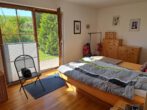 Neuwertige Erdgeschoßwohnung mit kleinem Garten und Garage, demnächst frei werdend in schöner Lage. - Schlafen mit Terrassenzugang