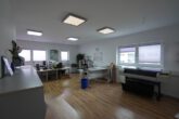 Neuwertiges Gewerbeobjekt, Büros, Lager-Produktionshalle und große Freifläche, Nähe B 304, MÜ-TS, - Büros im 1.OG