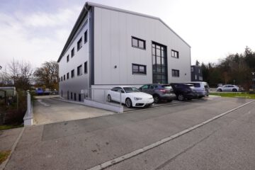 Neuwertiges Gewerbeobjekt, Büros, Lager-Produktionshalle und große Freifläche, Nähe B 304, MÜ-TS,, 85567 Grafing bei München, Halle