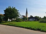 Ehemaliger Bauernhof Nähe Wasserburg am Inn, renovierungsbedürftig, vielseitig nutzbar, Nähe B 304 - Blick vom Hof nach St.Ulrich
