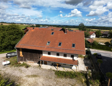Leeres ehem.ldw Anwesen, Resthof mit einer Wohnung und genehm. Neubau von 3, Zwei-Zimmer Wohnungen., 83556 Griesstätt, Mehrfamilienhaus