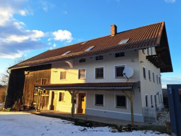 Leeres ehem.ldw Anwesen, Resthof mit einer Wohnung und genehm. Neubau von 3, Zwei-Zimmer Wohnungen., 83556 Griesstätt, Mehrfamilienhaus