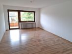 Sofort verfügbare 2-Zimmer Wohnung, neurenoviert mit Tiefgarage, 2 Balkone, 1 km zum Chiemsee. - Wohnzimmer