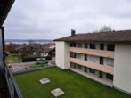 Sofort verfügbare 2-Zimmer Wohnung, neurenoviert mit Tiefgarage, 2 Balkone, 1 km zum Chiemsee. - Blick zum Chiemsee