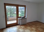 Sofort verfügbare 2-Zimmer Wohnung, neurenoviert mit Tiefgarage, 2 Balkone, 1 km zum Chiemsee. - Schlafzimmer