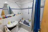 Ruhige und helle 1-Zimmer-Wohnung mit Terrasse und kleinem Garten - Bad mit Wanne