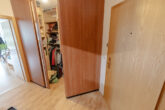 Ruhige und helle 1-Zimmer-Wohnung mit Terrasse und kleinem Garten - Flur mit Einbauschrank