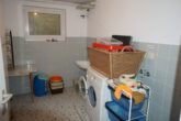 Terrassenwohnung in Zweifamilienhaus zu verkaufen, ruhige schöne Lage, bereits frei mit Gartenanteil - Waschraum