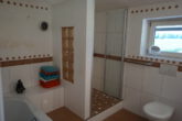 Reiheneckhaus in ruhiger Wohnlage mit Garage und kleinem Garten, kernsaniert 2008, sofort verfügbar. - Bad mit Wanne und Dusche