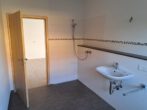Gartenwohnung in 3 -Parteienhaus mit Außenstellplätzen langfristig zu vermieten. 2-Raumwohnung. - mit Dusche, Duschwand fehlt noch