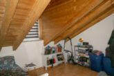 Gute Lage, guter Zuschnitt, guter Mieter, guter Preis, guter Zustand, gute Investition, alles Gut! - Schlafzimmer mit Fenster