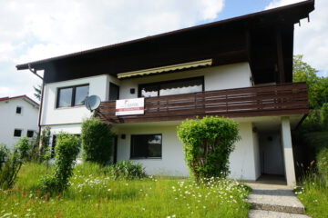 Schöne Dorflage mit Ausblick nach Süden, älteres Fertighaus mit Doppelgarage, bereits frei, gr.Grund, 83547 Babensham, Einfamilienhaus