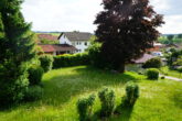 Schöne Dorflage mit Ausblick nach Süden, älteres Fertighaus mit Doppelgarage, bereits frei, gr.Grund - Südgarten