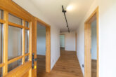 Gemütliche Wohnung im Obergeschoss mit großer Dachterrasse und Garten in schönem Zweiparteienhaus - Eingang