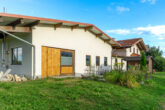 Wohnen und Arbeiten im Gewerbegebiet im schönen Chiemgau. Tophaus neuwertig mit vielseitiger Halle. - mit Hallenausgang