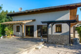 Wohnen und Arbeiten im Gewerbegebiet im schönen Chiemgau. Tophaus neuwertig mit vielseitiger Halle. - Südterrasse mit Pergola