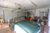 Volle Bergsicht mit gut gepflegtem Wohlfühlhaus, großzügig gestaltet in bester Wohnlage im Chiemgau. - Garage