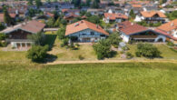 Volle Bergsicht mit gut gepflegtem Wohlfühlhaus, großzügig gestaltet in bester Wohnlage im Chiemgau. - Grünfläche vor dem Haus
