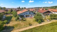 Volle Bergsicht mit gut gepflegtem Wohlfühlhaus, großzügig gestaltet in bester Wohnlage im Chiemgau. - Großzügiges Grundstück